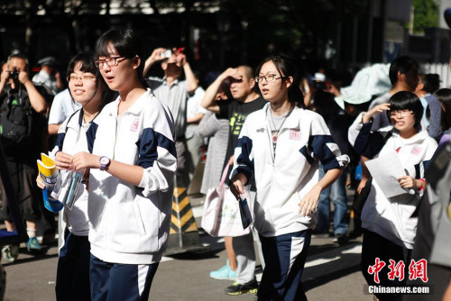 資料圖：2015年6月7日，全國(guó)942萬(wàn)考生將趕赴高考考場(chǎng)。圖為北京四中高考考點(diǎn)。中新網(wǎng)記者 翟璐 攝