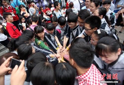 資料圖：2016年6月7日，河北石家莊的高考考生在相互祝福。 中新社記者 翟羽佳 攝