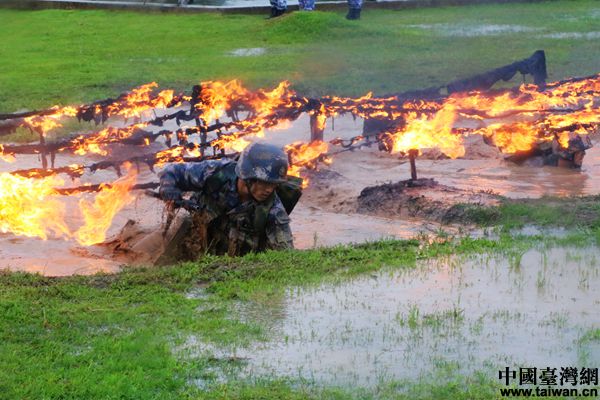 “同心共築強軍夢”網(wǎng)路媒體國防行活動採訪團走進海軍陸戰(zhàn)隊某旅。（臺灣網(wǎng) 尹賽楠 攝）　　