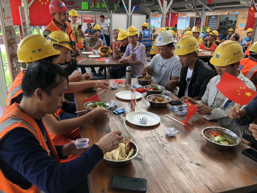 10月1日，上海徐匯濱江150名建設(shè)工人吃“國慶面”，祝福祖國繁榮昌盛。澎湃新聞記者李佳蔚圖