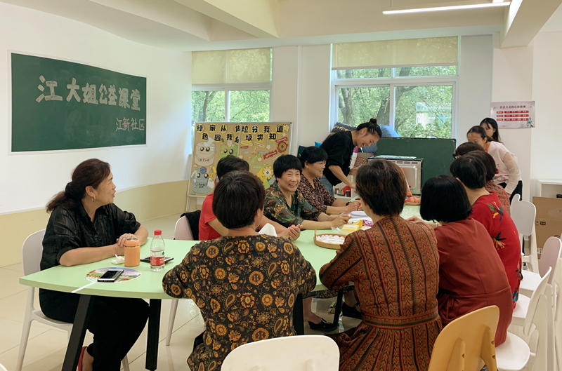 紹興市諸暨市江新社區(qū)為社區(qū)居民開辦了“江大姐公益課堂”，居民在這裡學到烘焙、編織等手藝。（央視網 鄭芳 攝）