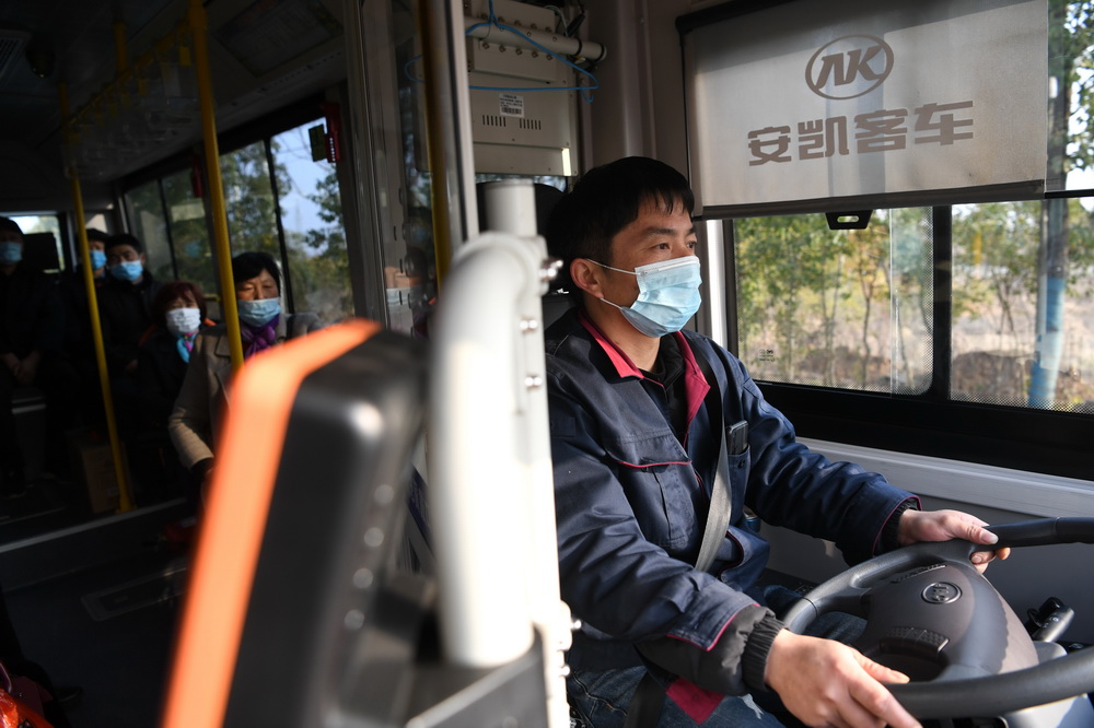 2月17日，胡春駕駛公交車行駛在肥西縣花崗鎮(zhèn)的鄉(xiāng)村公路上。