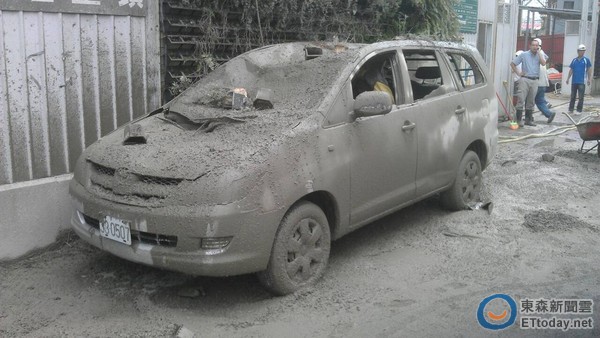 停在路旁的轎車也沒能逃過一劫