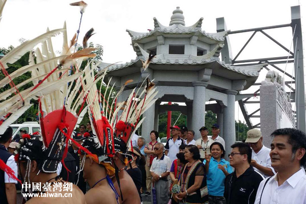 臺(tái)灣媽祖聯(lián)誼會(huì)和火山橋當(dāng)?shù)孛癖姙閺堉拒娕e行隆重歡迎儀式