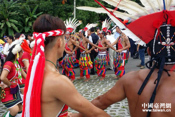 臺(tái)灣媽祖聯(lián)誼會(huì)和火山橋當(dāng)?shù)孛癖姙閺堉拒娕e行隆重歡迎儀式