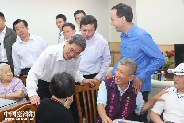 時政，兩岸關(guān)係，國臺辦主任張志軍前往新北市土城頂埔公共托老中心參訪，與老人閒話家常。