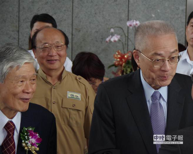 吳敦義比喻臺中市長胡志強像“小鎮(zhèn)醫(yī)生”，將愛與心神奉獻在臺中