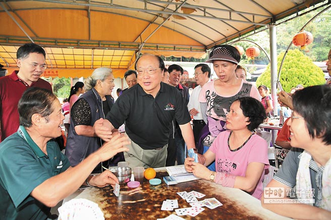 拼選票 臺(tái)中市長胡志強(qiáng)與民眾互動(dòng)打"鄉(xiāng)親牌"