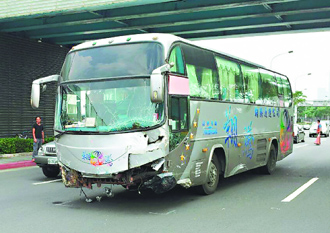 臺(tái)北市內(nèi)湖9日發(fā)生連環(huán)車禍，1輛遊覽車疑似剎車失靈，追撞1輛計(jì)程車及4輛轎車，造成1死3傷