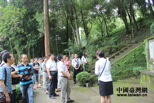 兩岸記者參觀中國(guó)遠(yuǎn)征軍陣亡將士墓碑山