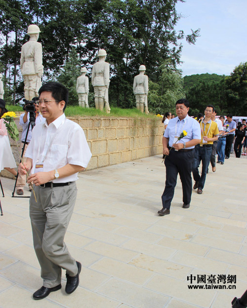 馬曉光帶頭向中國遠(yuǎn)征軍英烈鮮花