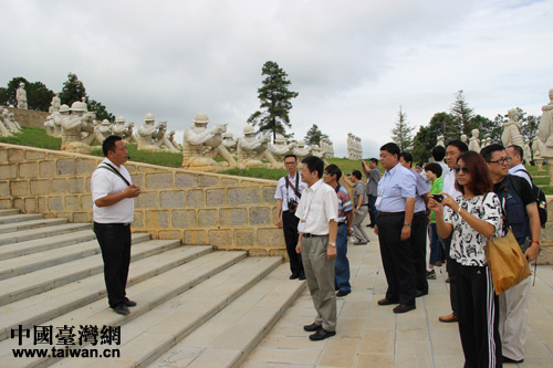 陳院鋒向採訪團(tuán)介紹中國遠(yuǎn)征軍雕塑群