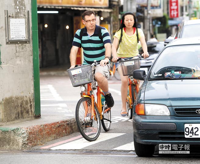 國民黨臺北市長參選人連勝文日前才提出YouBike政策，但“車不讓人”的投訴卻越來越多，今年至今已超過700件。昨（31）日被問到相關情形該如何因應時表示，計劃將臺北市的自行車道長度增加至70公里，希望解決潛在的交通事故問題。