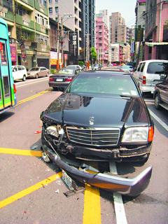 男子開賓士逆向行車，撞擊對向車道的兩輛汽車。