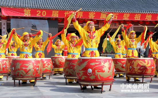 祭祀現(xiàn)場鑼鼓聲天。