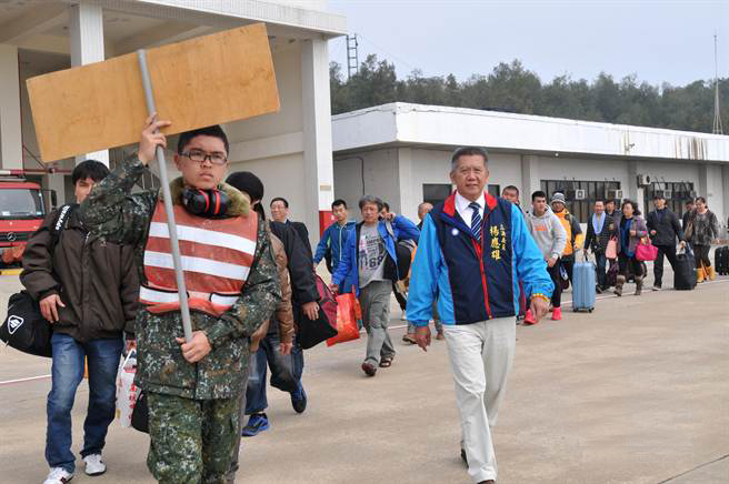 臺(tái)灣民意代表?xiàng)顟?yīng)雄協(xié)調(diào)臺(tái)灣軍方派遣軍機(jī)加入春運(yùn)，獲得鄉(xiāng)親好評(píng)