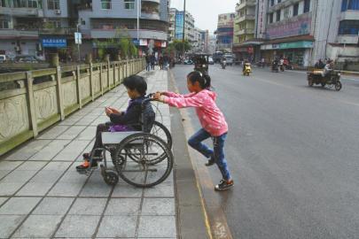 13歲女孩每天推腿疾媽媽散步：願(yuàn)意當(dāng)媽媽的腿