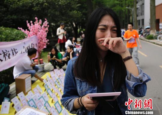 圖為看到櫻花標(biāo)本想起即將畢業(yè)去德國(guó)，不知何時(shí)再回武大的女生當(dāng)場(chǎng)淚奔?！≮w小燕 攝