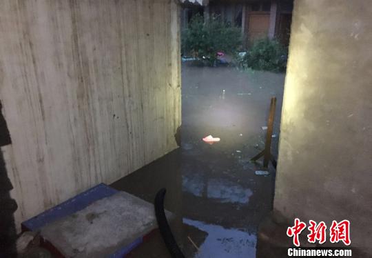 甘肅甘南暴雨引發(fā)山體滑坡房屋倒塌(圖)