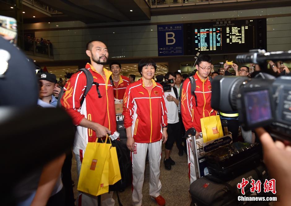 中國女排抵達(dá)首都機(jī)場 粉絲潮水般涌上夾道迎接