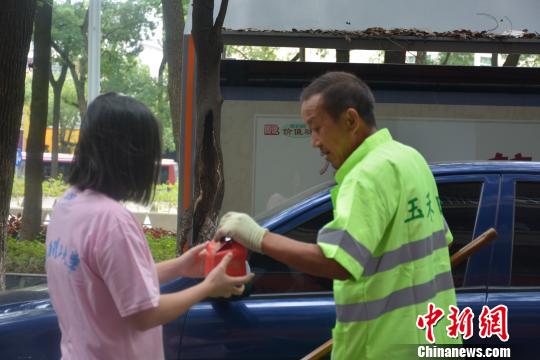 江西一高校學子中秋節(jié)給百餘位環(huán)衛(wèi)工人送月餅