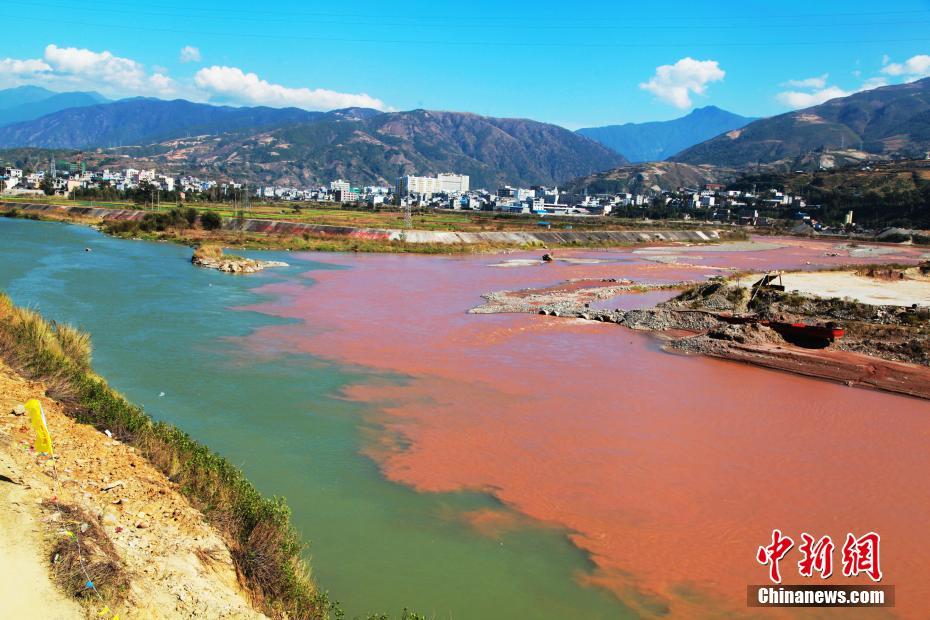 四川涼山一河流現(xiàn)“陰陽(yáng)河”景觀