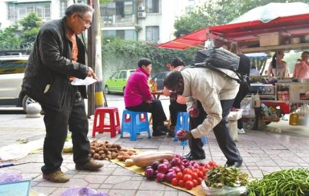 下班回家的路上，迪亞拉在路邊的菜市場(chǎng)買(mǎi)菜，用四川話和老闆砍價(jià)。