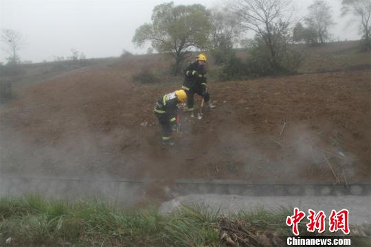 高濃度硫酸擴(kuò)散並形成酸霧，消防官兵緊急處置陳綴攝