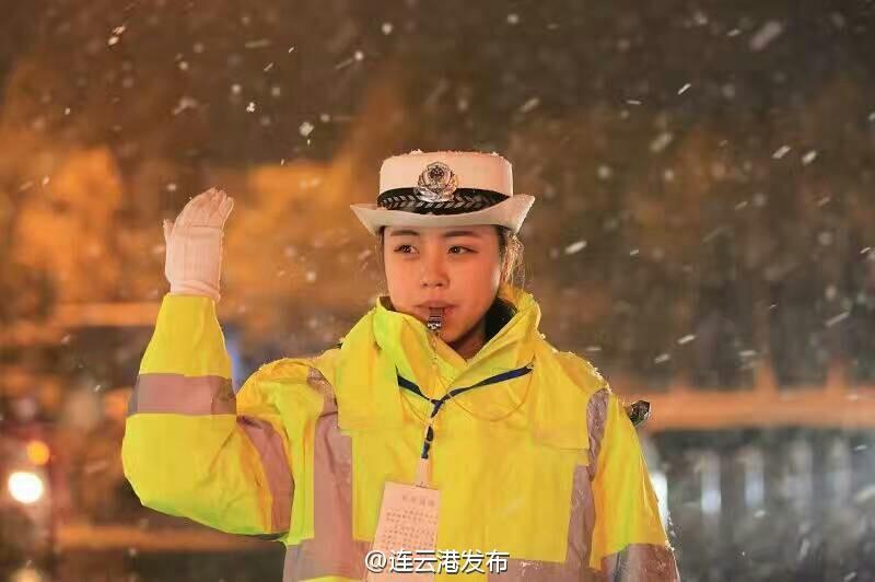 點讚!連雲港最美女交警雪中堅守崗位