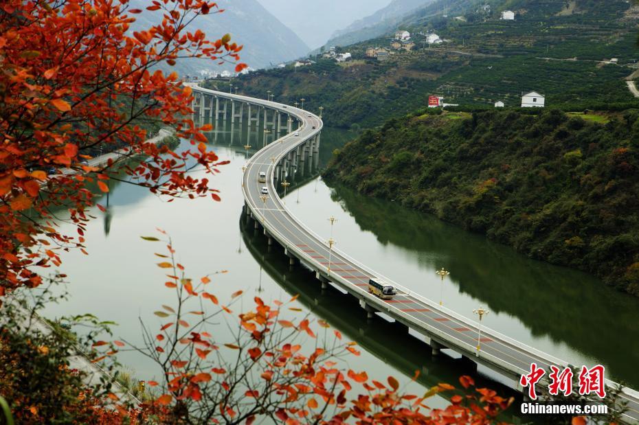 中國國內(nèi)首條水上生態(tài)環(huán)保公路現(xiàn)絕美秋景