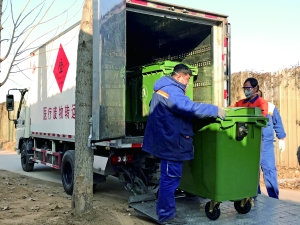 工作人員把收運桶從暫存點冷庫轉(zhuǎn)移到運輸車上。