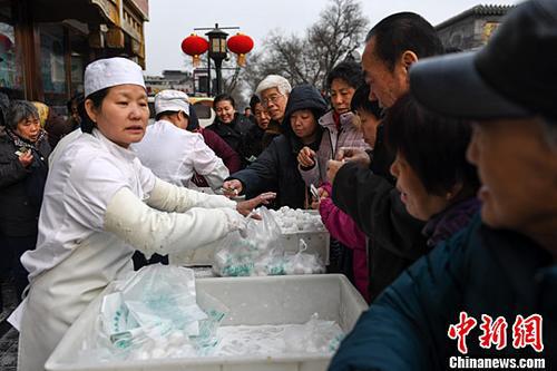 2017年2月7日，不少北京市民在一家傳統(tǒng)北京小吃店購買該店手工製作的傳統(tǒng)清真元宵。中新社記者 崔楠 攝