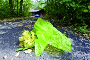 獲悉孩子遺骨找到後,家人悼念。