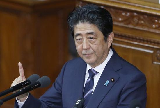 資料圖片:日本首相安倍晉三在國會臨時會議上發(fā)表施政演説。新華社美聯(lián)