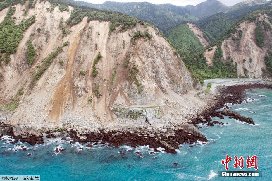 紐西蘭強(qiáng)震導(dǎo)致山體滑坡 沿海公路被泥沙吞噬