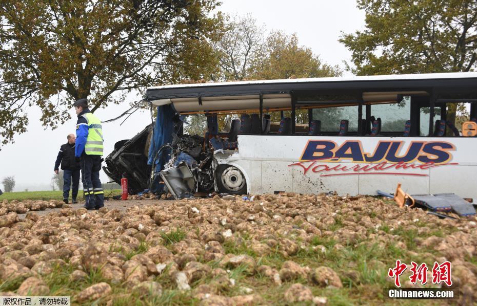 法國(guó)北部一校車與卡車相撞造成一死三傷