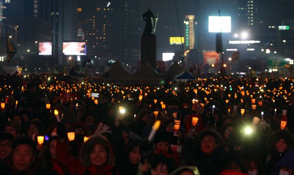 11月26日，在首爾市中心，韓國民眾參加集會(huì)要求樸槿惠下臺(tái)。新華社記者姚琪琳攝