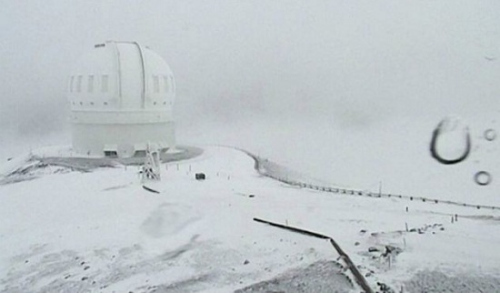 冒納凱阿火山上的加法夏望遠鏡被白雪覆蓋。