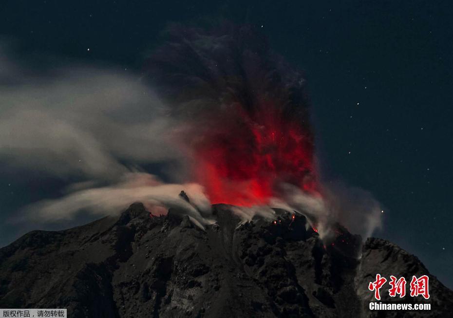 印尼錫納朋火山活動頻繁 持續(xù)噴發(fā)紅色巖漿