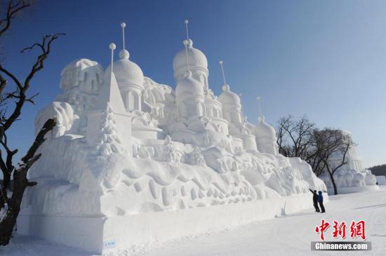 1月4日,2016中國長春冰雪旅遊節(jié)在長春“凈月雪世界”內(nèi)開幕,200余座雪雕集中亮相?！皟粼卵┦澜纭笨倎椎孛娣e56萬平方米,總用雪量15萬立方米,200余座各類雪雕為遊客營造了一個壯觀的冰雪童話世界。<a target='_blank' ><p  align=