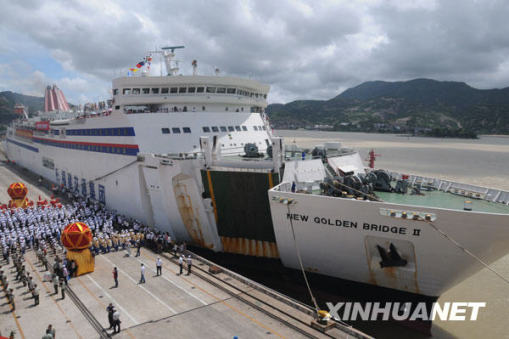 7月13日，滿載旅客的“新金橋Ⅱ”豪華客滾輪準(zhǔn)備駛離福州港馬尾客運(yùn)碼頭。