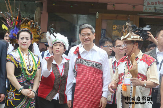 張志軍今年6月訪臺期間，身著民族服裝，化身烏來旅遊推銷員