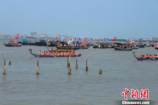 逾萬(wàn)民眾福建石獅齊鬧端午 閩臺(tái)對(duì)渡海上潑水引鄉(xiāng)愁