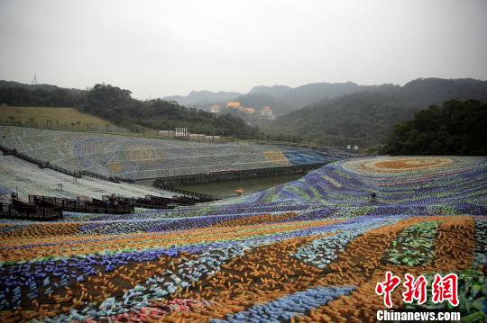 12月26日,臺(tái)灣基隆市擁恒文創(chuàng)園區(qū)以400多萬(wàn)個(gè)寶特瓶(塑膠瓶)、據(jù)凡高名畫(huà)打造的“星空草原”地景點(diǎn)燈試營(yíng)運(yùn)。圖為點(diǎn)燈前的“星空草原”?！￡愋☆?yuàn) 攝