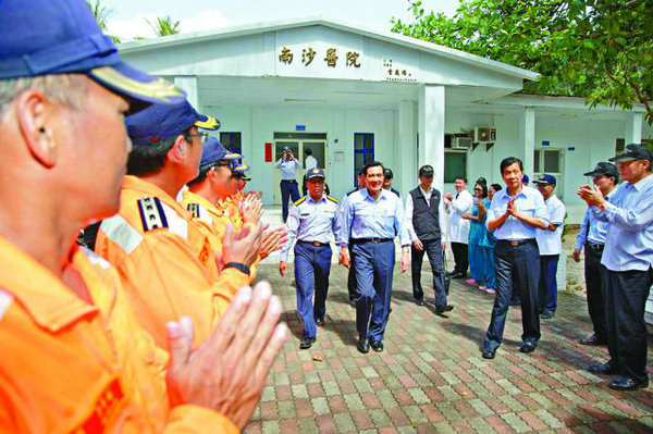 圖為馬英九登陸太平島現(xiàn)場(chǎng)畫面。