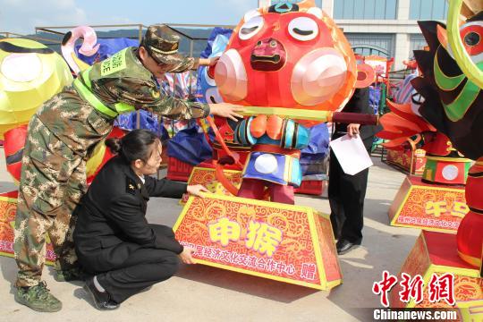 2月16日，今年第十四屆“兩馬同春鬧鬧元宵”活動福州馬尾區(qū)贈送的35組規(guī)格多樣的花燈在福州連江黃岐碼頭啟運(yùn)往馬祖?！≡S琳晶 攝