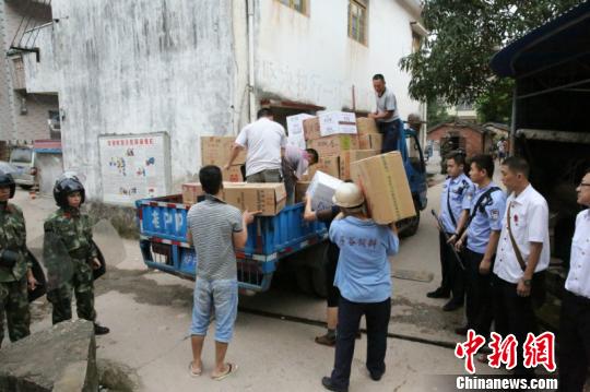 圖為警方押運(yùn)走私香煙　閉清源　攝