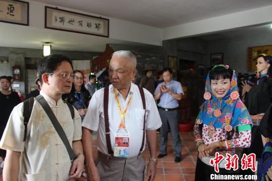 6月12日，來自臺灣基隆的8旬臺胞張細(xì)山回到祖籍地參觀村內(nèi)的惠安女博物館?！×戊o 攝