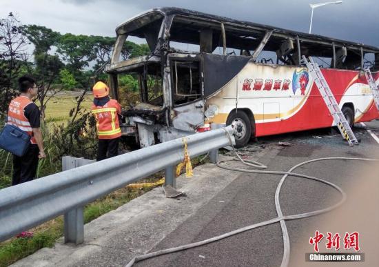 7月19日，一輛載有大陸旅行團(tuán)的遊覽車在臺(tái)灣桃園撞路肩護(hù)欄起火。臺(tái)灣媒體報(bào)道及“公路總局”等多個(gè)消息來源指，意外造成車上26人全部罹難。臺(tái)灣方面旅遊主管部門“觀光局”證實(shí)，車上24名旅客為來自大陸遼寧的旅遊團(tuán)，另有臺(tái)灣司機(jī)、導(dǎo)遊各一人。 <a target='_blank' ><p  align=