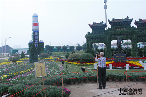 臺(tái)胞宓攸武老人在小欖鎮(zhèn)菊花展上拍攝中國(guó)航太造型